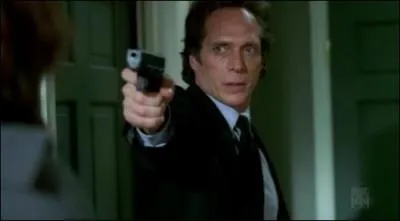 Saison 2 : Sur qui Alex pointe-t-il son arme ?