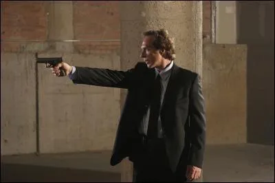 Saison 2 - Sur quels personnages Alex pointe-t-il son arme ?