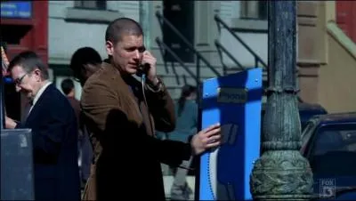 Dbut de la saison 4 -  qui Michael tlphone-t-il ?