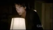 Que fait Damon  la fin de l'pisode ?