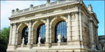 Le musée Galliera à Paris expose des vêtements.