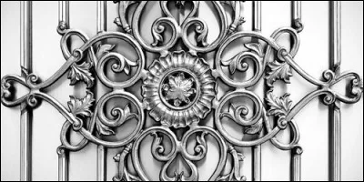 Sous quel nom désigne-t-on l'usage du fer dans les arts décoratifs ?