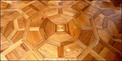 Comment s'appelle cet art décoratif venu d'Italie, qui donne plus de noblesse au mobilier, sachant qu'on l'utilise dans différents types de bois, de métaux et que l'on plaque sur les meubles ?