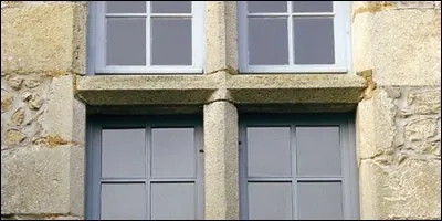 Comment s'appelle l'élément, de pierre ou de bois, qui divise les fenêtres des belles demeures et des châteaux du Moyen-Age et de la Renaissance ?