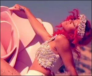 Nouveau changement de cap en 2011 pour Rihanna : dans quel clip la voit-on dambuler, arborant sa chevelure rouge, dans des champs de fleurs ?