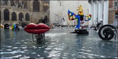 A qui doit-on "La Fontaine Stravinsky", comprenant des figures très colorées, qui se trouve à côté du Centre National d'Art et de culture Georges Pompidou à Paris ?