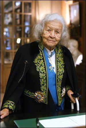Ecrivain, philologue et membre de l'Acadmie franaise, elle est dcde le 18 dcembre 2010,  l'ge de 99 ans.