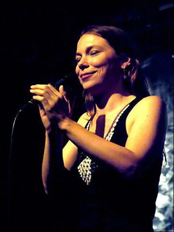 Cette compositrice et chanteuse amricano-mexicaine, auteur de la 'Llorona', est dcde le 1er janvier 2010  37 ans.