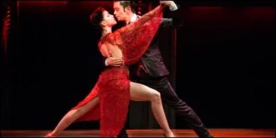 Le tango se danse sur un rythme à trois temps.