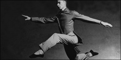 Quel danseur et chorégraphe américain, mort en 2009, a fait ses débuts avec Martha Graham, et dansé sur des uvres de John Cage ?