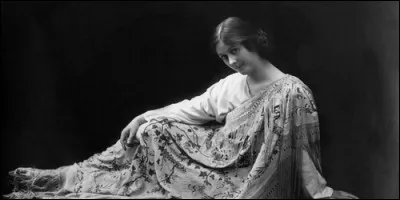 Danseuse du début du XXe siècle, j'ai imposé ma propre conception de la danse. Je meurs en 1927, étranglée par mon écharpe qui s'est prise dans une des roues de ma décapotable. Qui suis-je ?