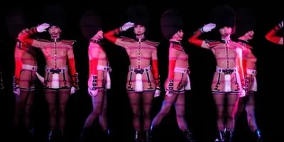 Quel cabaret est célèbre pour ses jeux d'ombres sur le corps nu de ses danseuses ?
