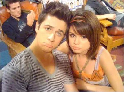 Qui joue le rle de son frre dans la srie ' Les Sorciers de Waverly Place ' ?