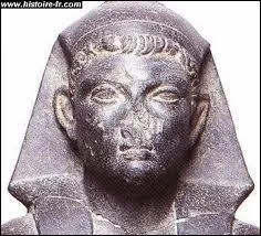 Aprs la mort de Csar, Cloptre rentre  Alexandrie avec leur fils. Quel nom porte-il ?