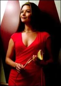 Dans quel film des frres Coen Catherine Zeta-Jones s'amuse-t-elle  sduire George Clooney afin de se venger de lui ?