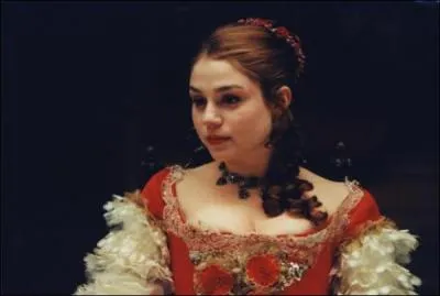Dans quel film de Christophe Gans la belle Emilie Dequenne porte-t-elle de superbes parures rouges ?