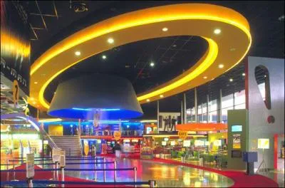 Comment appelle-t-on des cinmas qui projettent gnralement des films diffrents  plusieurs horaires ? .