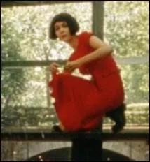 Dans quel film Audrey Tautou s'amuse-t-elle  faire des ricochets habille d'une jolie robe longue ?