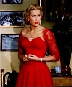 Dans quel film de Hitchcock retrouve-t-on Grace Kelly dans cette superbe robe rouge ?