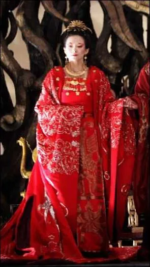 Dans quel film, libre adaptation du 'Hamlet' de Shakespeare dans la Chine du Xe sicle, peut-on apercevoir Zhang Ziyi dans cette robe magistrale ?