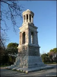 Mausole des Julii, je suis en fait un cnotaphe difi en la mmoire d'un officier gaulois de Jules Csar. Je suis situ  :