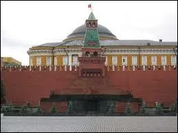 Situ sur la place Rouge  Moscou, tout de granite rouge, je suis le mausole de :