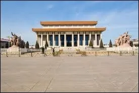 Mon mausole est situ la place Tian'anmen  Pkin. Il expose ma dpouille dans un sarcophage de verre. Je suis :