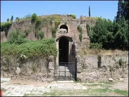 Je suis un mausole romain, situ sur le Champ de Mars, sur la rive gauche du Tibre. Je suis :