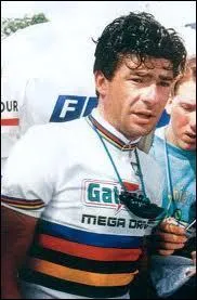 Il revêt le maillot de champion du monde à Stuggart en 1991 et à Benindorm en 1992...