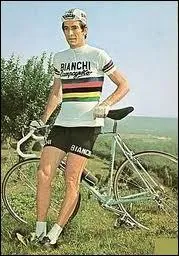 Il revêt la tunique arc-en-ciel à Montjuich en Espagne en 1973...