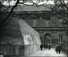 Pendant la Seconde Guerre mondiale, qui occupe le Palais du Luxembourg ?