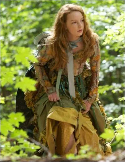 Et enfin, revenons  l'univers de la fantasy le temps d'une question. Dans quel film Dakota Blue Richards arbore-t-elle de sublimes robes, dont cette superbe parure borde de jaune ?