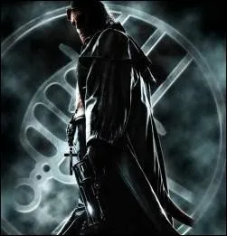 Dans quel film Ron Perlman est-il entirement recouvert d'une peau rouge et pourvu de deux cornes coupes sur le front ?