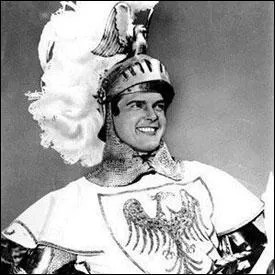 Qui est le personnage jou� par Roger Moore ?