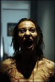 Dans 'Martyrs', que se passe-t-il  la fin, quand l'hrone temoigne ?