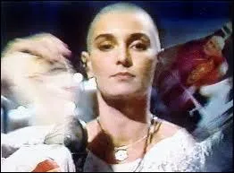 En 1992, la chanteuse de 'Nothing compares to you' dchire la photo du pape en direct  la TV, mais comment s'appelle-t-elle ?