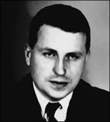 Ecrivain n le 10 septembre 1897, son oeuvre relve de la philosophie, l'anthropologie, l'conomie, l'histoire de l'art. Titres : 'Le Bleu du ciel', La Peinture prhistorique. Lascaux, ... '