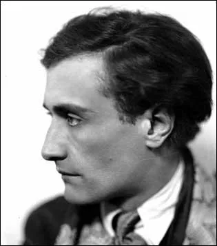 Pote, metteur en scne et comdien n le 4 septembre 1896, inventeur du concept 'thtre de la cruaut'. Acteur de cinma : 'Lucrce Borgia' (le rle de Savonarole), 'L'Argent'