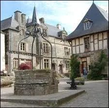 Village sur une butte rocheuse dominant la valle du Gueuzon dans le Morbihan ... .