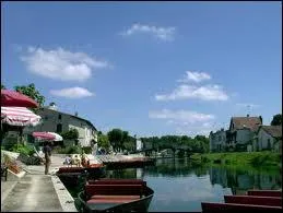 Situ  l'entre du marais Poitevin, ce village est un havre de verdure et de calme aux bords de la Svre Niortaise ... .