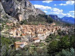 Petit village bti aux portes du Grand Canyon du Verdon dans les Alpes de Haute-Provence ... .