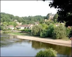 Petit village mdival au confluent de la Vzre et de la Dordogne ... .