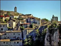 Ancienne place forte perche sur sa falaise en surplomb de l'Ardche ... .