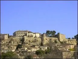 Situ sur un peron rocheux, ce village domine garrigues et vignobles du Lubron ... .