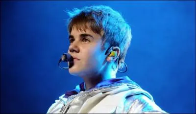 Avec qui chante-t-il 'Overboard' dans ce film ?