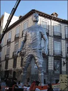 Une statue de Cristiano Ronaldo a t leve, mais o ?