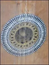 La toute premire guitare remonterait  environ :