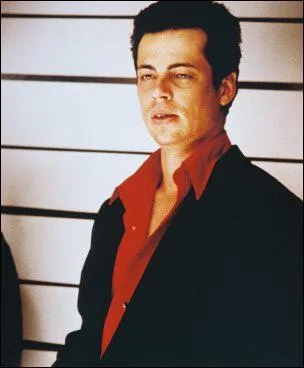 Dans quel film doit-il dire 'Donne-moi les cls, enc*l ! ' lors d'une mythique scne d'identification dans un commissariat ?