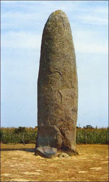 Comment appelle-t-on cette grande pierre ?