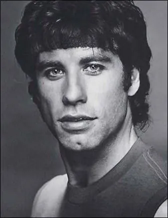 Dans quel film est-il un journaliste qui s'inscrit pour les besoins d'un article dans un club de body-building, dans lequel il rencontre et tombe amoureux de la sculpturale Jamie Lee Curtis ?